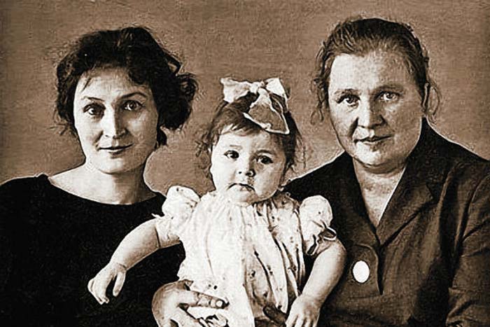 Жанна Агузарова с мамой и бабушкой
